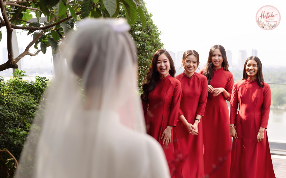 áo dài phù dâu màu đỏ