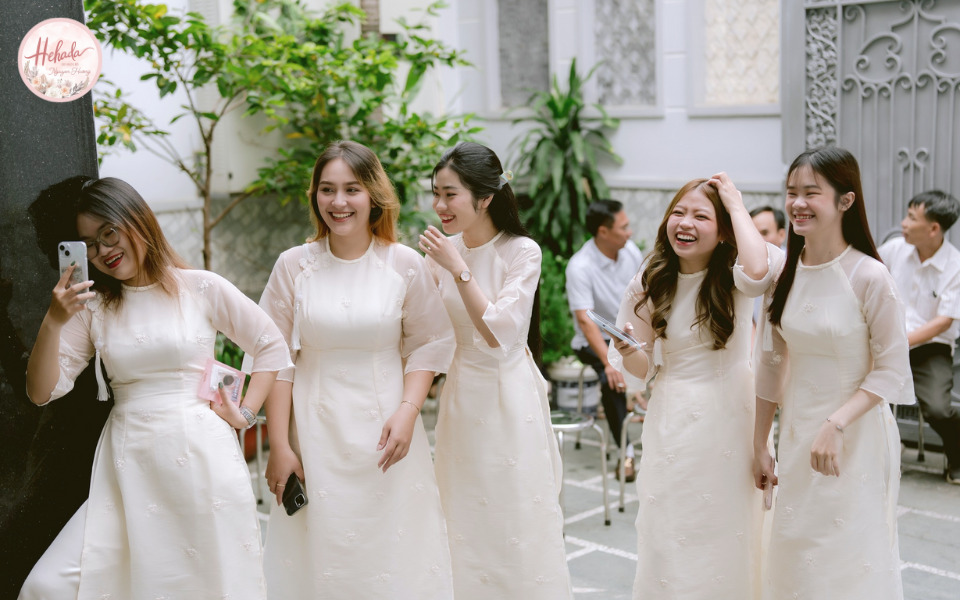 áo dài phù dâu màu trắng