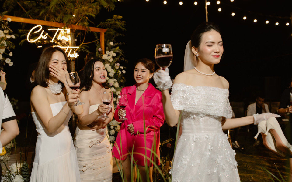 lựa chọn váy cô dâu trễ vai