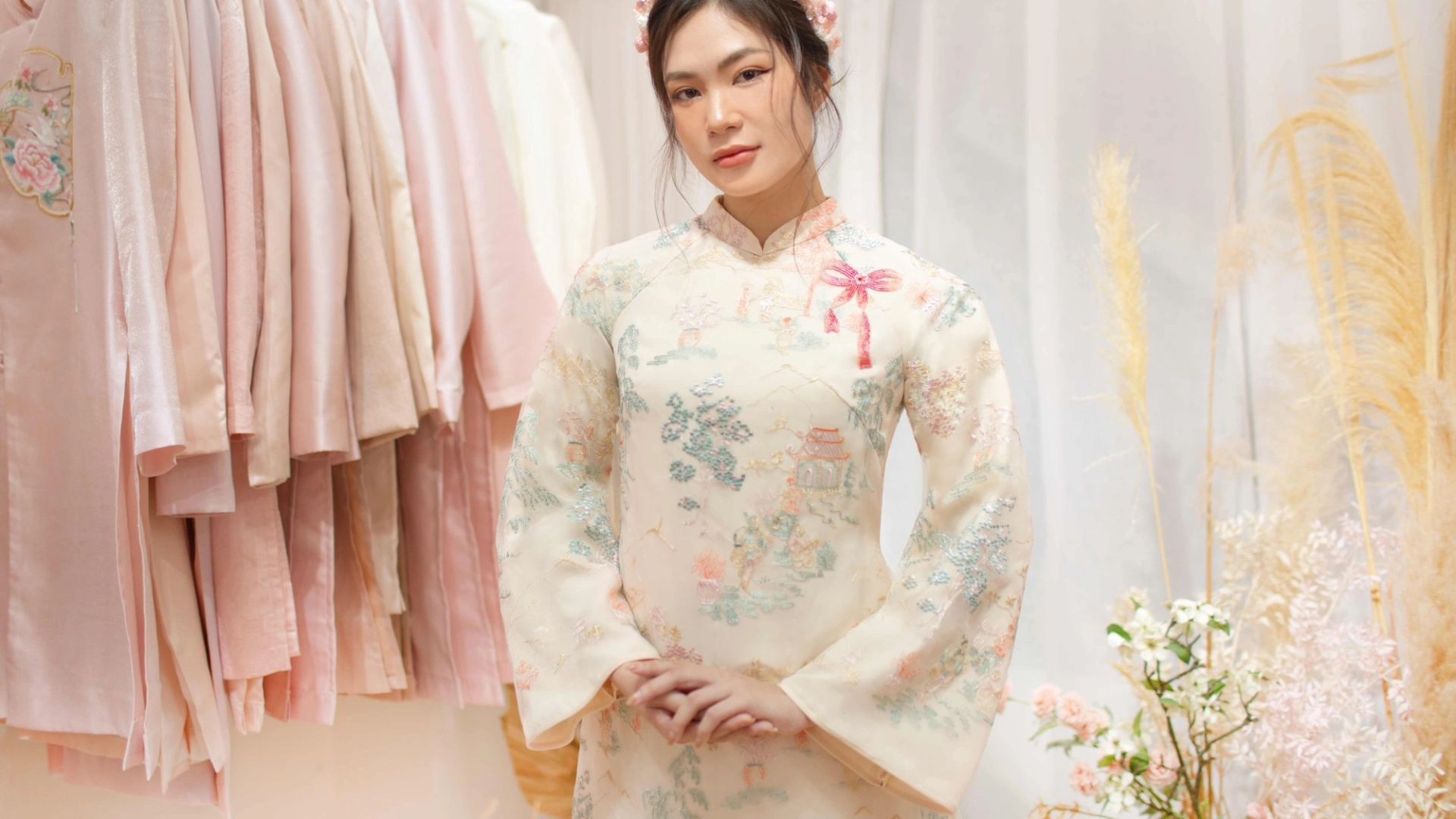 ao-dai-organza-kem-theu-tranh-thuy-mac-