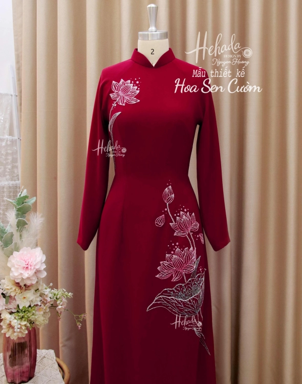 ao-dai-ba-sui-hoa-sen-cuom