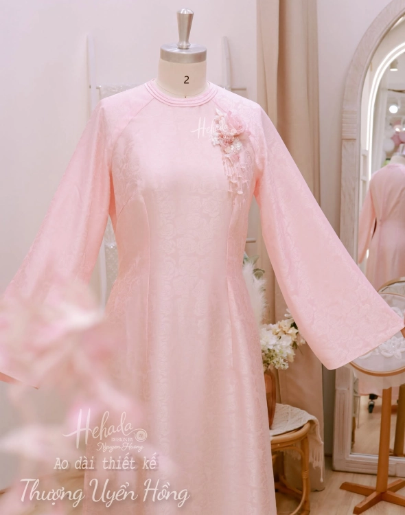 ao-dai-thuong-uyen-hong